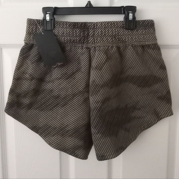 NWT  UNDER ARMOUR PROJECT ROCK SHORTS - Picture 3 of 4